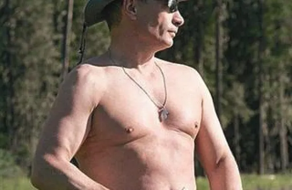 Vladimir Putin se je nekoč že “družil” z medvedom, tokrat pa je poletel z žerjavi 
