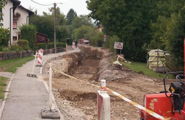 Občina Postojna trenutno ureja kanalizacijo, potem pa bodo na istem mestu zasijali še novi pločniki in cesta