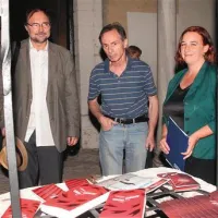 Pesnik Boris A. Novak, pisatelj David Albahari in odgovorna urednica Primorskih novic Vesna Humar pred koprskim literarnim večerom