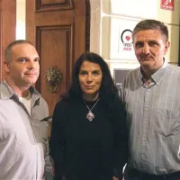 Sebastijan Pregelj, Cvetka Bevc in Miroslav Mićanović pred  vrati Coroninijevega dvorca v Šempetru