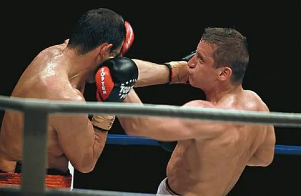 Denis Simčič (na fotografiji desno) bo drevi prvič branil naslov prvaka v poltežki kategoriji po različici WBO