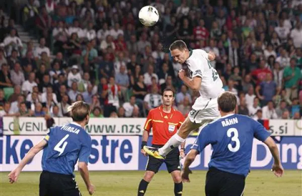 Tim Matavž (na fotografiji v belem dresu) bo eden glavnih adutov na tekmi s Švico 