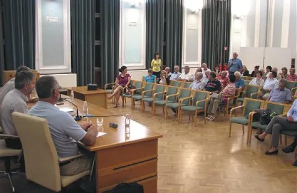 Odgovorni zatrjujejo, da  bo večje, centralno odlagališče odpadkov manj obremenjevalo okolje, mnogi krajani, ki živijo blizu sedanjega smetišča, pa so skeptični 