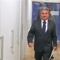 Minister za delo, družino in socialne zadeve Andrej Vizjak je včeraj predstavil predlog   pokojninske reforme in reforme trga dela, ki ohranja plačan odmor in dodatek na delovno dobo
