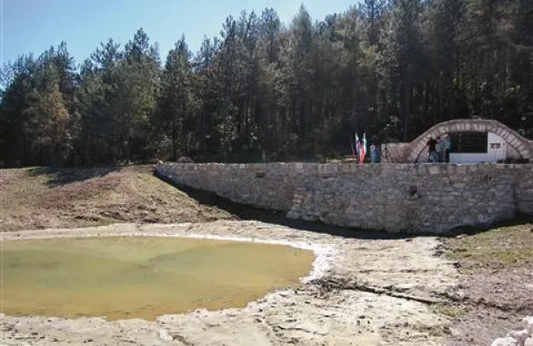 Za obnovo vrulje je EU prispevala 26.500 evrov. Ob odprtju sta Jože Gojak in župan Zvonko Benčič  vodo iz vrulje “kalala” v vedro in zlila v kal