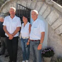 Hrpeljsko-kozinska občina je v znamenju odprtosti meja navezala tesne prijateljske stike z občino Dolina pri Trstu in s hrvaško občino Lanišće. V soboto so se zato na slovesnosti na Golcu in v Vodicah srečali vsi trije župani: (z leve) Neven Mikac, Fulvia Premolin in Zvonko Benčič Midre