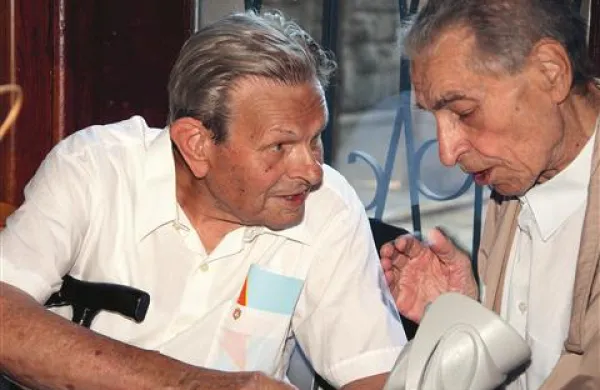 Brigadir Jože Ivanc (levo) v pogovoru s Stanetom Markičem, ki je vodil delovno akcijo med gradnjo Nove Gorice 