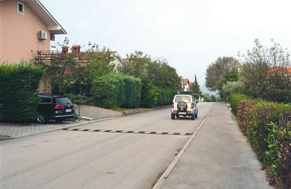 Stanovalci ob Cesti bratstva v Pradah si želijo, da bi cestne dirkače v prihodnje umirjale betonske hitrostne ovire, saj da plastične niso dovolj učinkovite