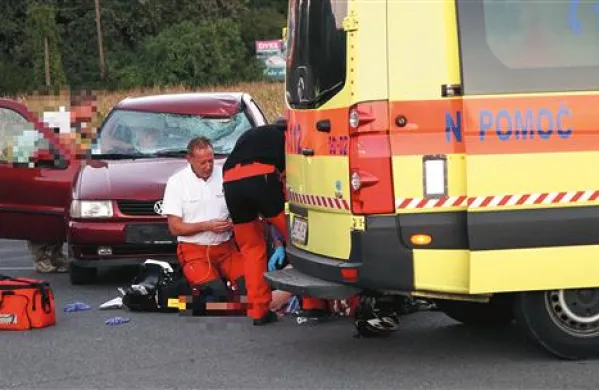 Kolesar, v katerega je pri Volčji Dragi trčila voznica avtomobila, ni preživel 