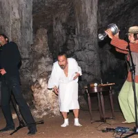 V režiji Jake Andreja Vojevca so Albaharijevo kratko zgodbo interpretirali igralec Dejan Pevčević, plesalec Ryuzo Fukuhara in glasbenik Žiga Birsa.