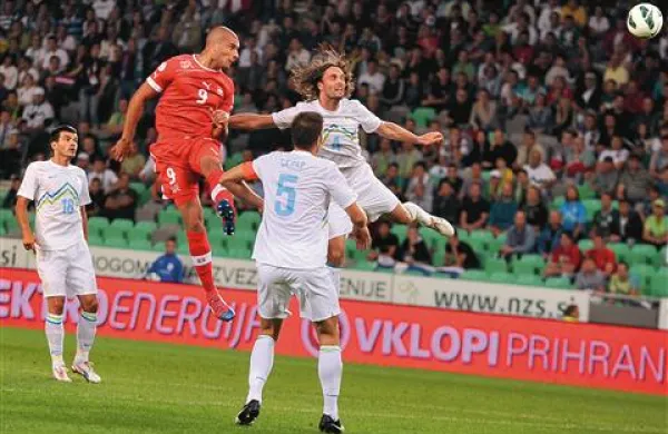Tudi na tekmi z Norveško se slovenski reprezentanci (na fotografiji v belem dresu) obeta precej zračnih dvobojev   