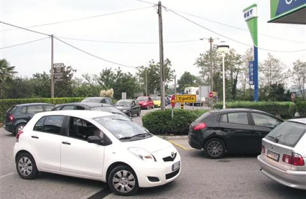  Slovenci so svoj čas množično zahajali v Raštel v  Gorici, zdaj pa Italijani  k nam zahajajo v  “oktanske raštele” in s tem parajo živce domačinom 