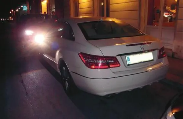 Nepravilno parkiran Mercedes piranske podžupanje