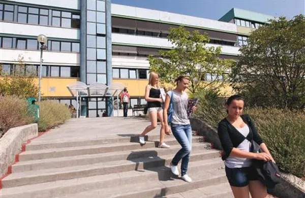 Srednja zdravstvena šola Izola bo tudi po združitvi s Srednjo gostinsko in turistično šolo ostala ob izolski bolnišnici