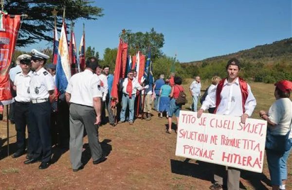 Fa&scaron;istični napad ali povsem spontan protest?