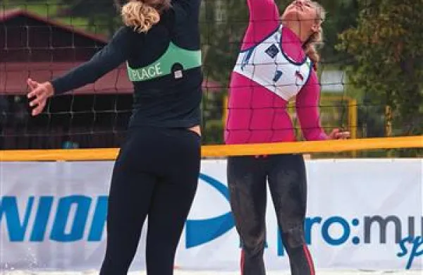 Simona Fabjan (v napadu) in Andreja Vodeb (VC Portorož) sta najboljši slovenski par na mivki