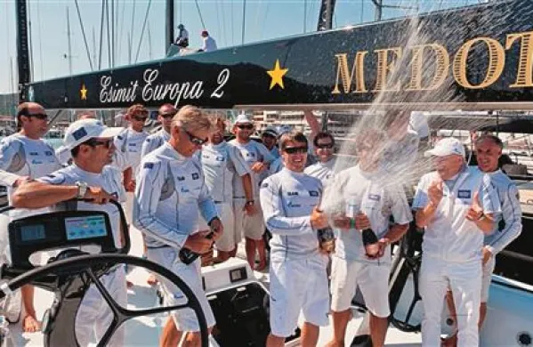 Slavje posadke jadrnice Esimita Europa 2 na Sardiniji (v ospredju krmar Jochen Schumann)