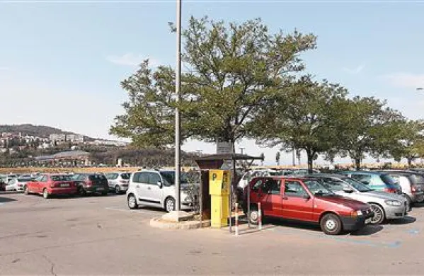 Na parkirišču za tržnico skoraj en mesec ne bo mogoče parkirati 