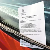 Voznike za brisalci čaka  obvestilo o zapori parkirišča 