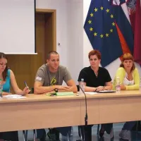 Neira Rekić je 61 staršem, ki so ji otroke v varstvo zaupali v Postojni, dolžna 8000 evrov