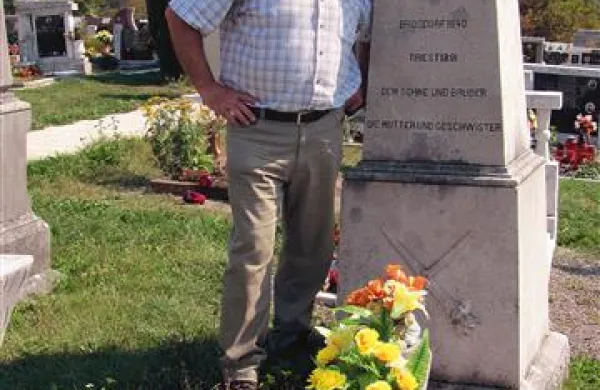 Albin Debevec je  s Češke prinesel  na Hankejev grob cvetje njegove sorodnice