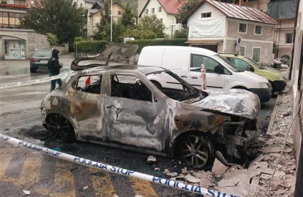 Ob uničenem avtu nissan juke leži kup odpadlega ometa z Magazina 