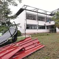 Tornada sta na šolsko zelenico butnila trampolin ... 