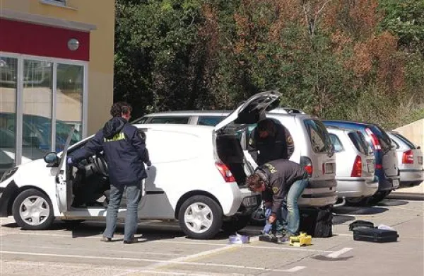 Kriminalistični tehniki so včeraj temeljito pregledovali twingo, s katerim so se odpeljali roparji, in skušali najti uporabne sledi