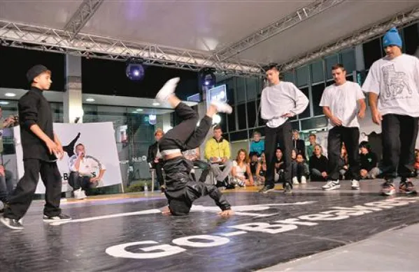 V četrtek se je na Bevkovem trgu med sabo pomerilo devet breakdance ekip iz treh držav, tudi sodniško ekipo so sestavljali tujci  