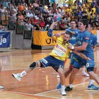 Sebastian Skube, lani v vrstah Koprčanov, tokrat pa v celjskem dresu, je takole na nedovoljen način zaustavil  kapetana Uroša Rapotca. V ozadju še prvi strelec dvoboja Luka Žvižej. 