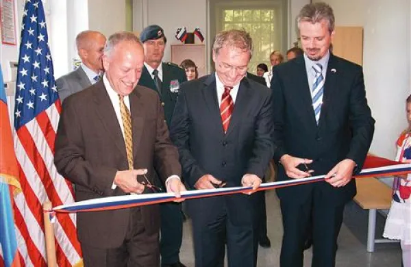 Razstavo Oklep Svobode so včeraj v Parku vojaške zgodovine  simbolično odprli  ameriški veleposlanik Joseph Mussomeli, obrambni minister Aleš Hojs in pivški župan  Robert Smrdelj