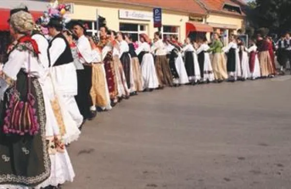 Tradicionalni slavonski ples je na mestnem stadionu plesalo več kot 4000 udeležencev iz 80 kulturno-umetniških društev in folklornih skupin iz Hrvaške, BiH in Srbije