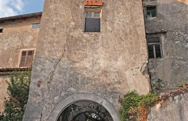 Zahodna vrata trga in mitnica z zunanje strani