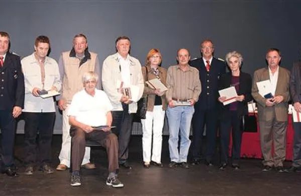  Ob slovesnosti so zaslužnim podelili tudi spominske plakete in gasilske znake. Zlatega so dobili Miro Orel  (posthumno –ph), Drago Počkar, Igor Bole in Miran Bogataj, srebrnega Drago Sila, Jordan  Kariž, Jordan  Frankovič  (ph), Jože Golinar  (ph), bronastega pa Bogdan  Mezgec, Boris Urbančič, Samo  Bordon  (ph) in Ervin Blokar (ph)