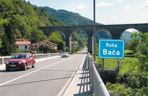  Rekonstrukcijo ceste proti Ljubljani bodo  začeli na koncu obnovljenega mosta prek Bače v Bači pri Modreju