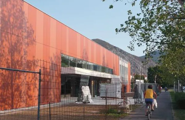 Namesto da bi delavci hiteli z zaključnimi deli, je na gradbišču OŠ Ledine te dni precej mirno