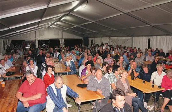 Organizatorji so zaradi vremena morali odpovedati tekmovanje v natančnosti pristajanja. Zato pa so napolnili šotor za družabni del PARA festivala, večer ob  spremljavi desetih narodnozabavnih ansamblov. 