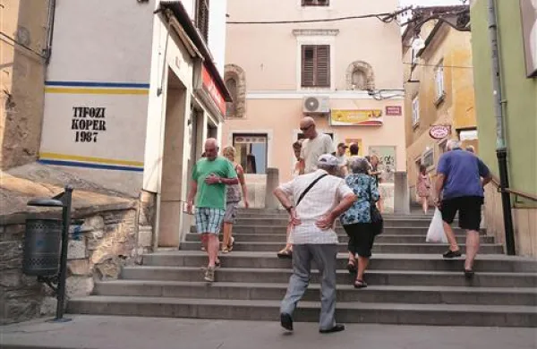 Navijaška skupina Tifozi je z grafitarskim pohodom opozorila na svojo prisotnost v mestu