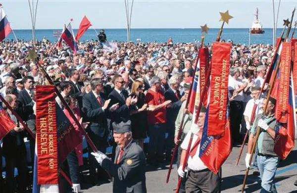 Udeleženci proslave na koprskem pomolu so z navdušenjem pozdravili praporščake 