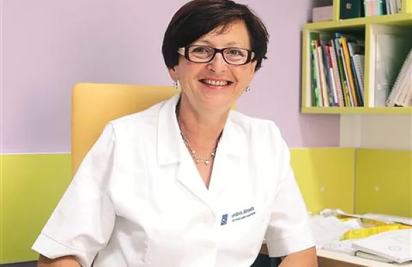 Jasna Jenko: “Vse mlajši šolarji so vse bolj lenobni, preveč ob računalniku in TV, prepogosto posegajo po kaloričnih prigrizkih, zlasti zelenjavi pa se radi izognejo; zato je vse več debelih otrok.”