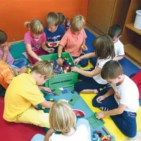 Majhni otroci so praviloma sposobni hitrejšega prilagajanja novemu okolju in vrstnikom kot starejši in odrasli