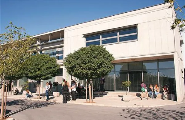 Visokošolsko središče v Sežani je v pričakovanju novega direktorja in občinskega denarja ter zemljišča za nov kamnoseški center