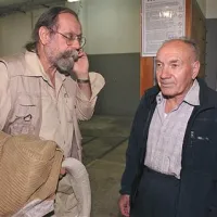 Jadran Sterle (levo) v pogovoru z nekdanjim rudarjem Viktorjem Magajno