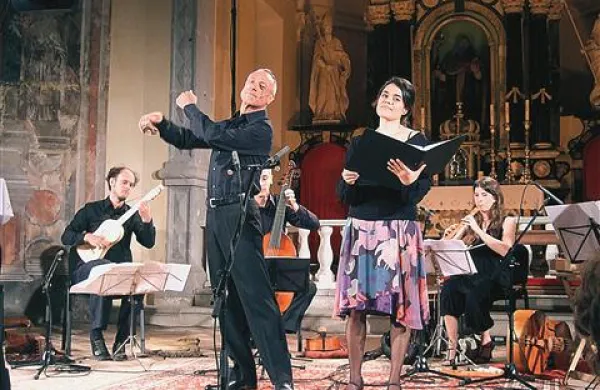 Pino De Vittorio in Monica Prada sta pela Gorzanisove neapeljske  vilanele. Umetniški vodja festivala Bor Zuljan v ozadju levo.  