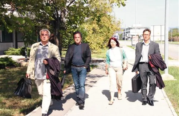 Igralci “stranske” epizode razvpite Orleške gmajne (z leve): odvetnik Roman Sevšek, Marjan Mikuž, njegova nekdanja tajnica Loredana Bratož in odvetnik Gregor Hrvatin