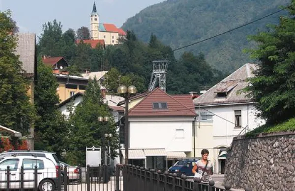    O sečnji dodobra zaraščenega Rožnega hriba se v Idriji dogovarjajo že nekaj let