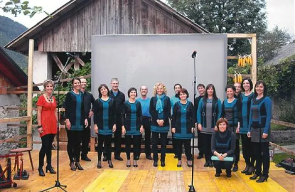 Pesem na vasi, s katero  člani Komornega zbora Musica viva  iz Tolmina z zborovodkinjo Eriko Bizjak vsako leto poživijo  življenje v drugi vasi, so tokrat  gostili v Gabrjah