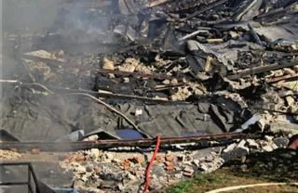 Zgorela je ogromna količina plastiek in 12 ton zažigalnih briketov