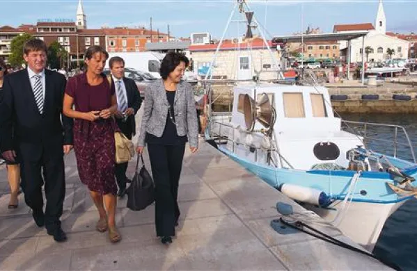 Franca Bogoviča (levo) in Mario Damaniaki (desno) je po izolskem ribiškem pomolu popeljala Snežana Levstik, svetovalka za ribištvo pri kmetijsko-gozdarskem zavodu Nova Gorica  