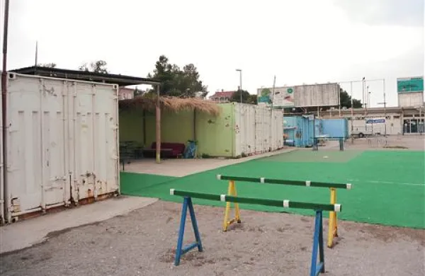 Športniki so že leta primorani shranjevati svoja plovila in opremo v takšnih zanikrnih zabojnikih